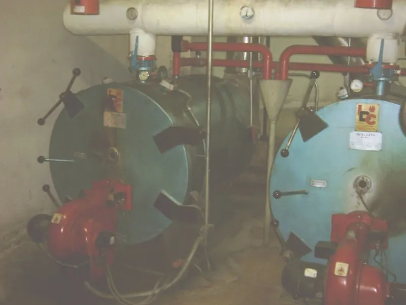 Deux grandes chaudières industrielles dans une chaufferie d'immeuble.