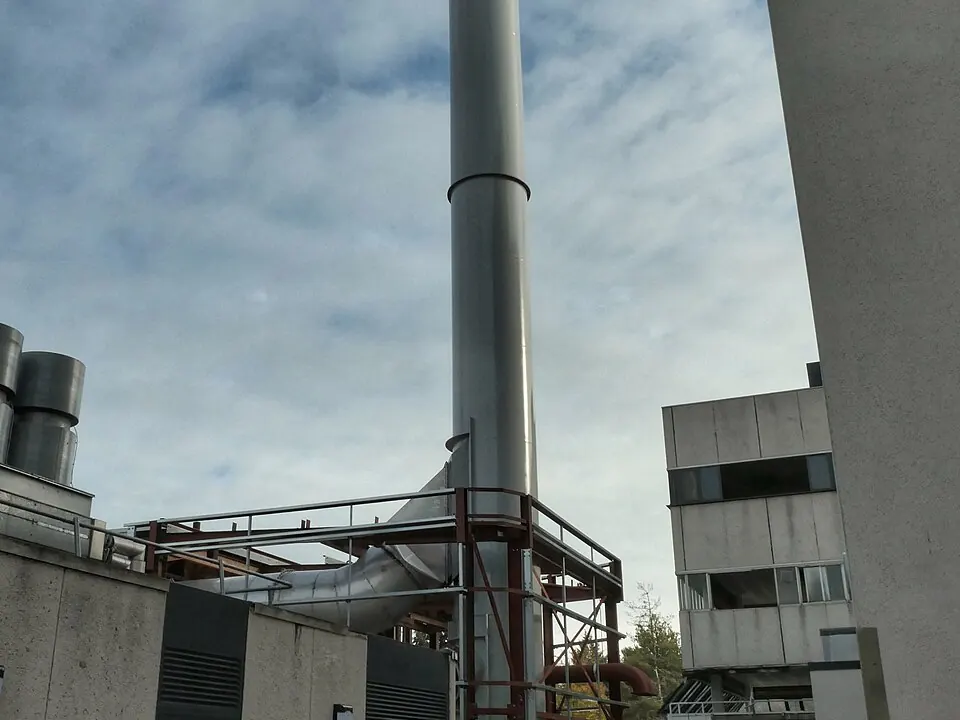 Une centrale de chauffage à distance et sa cheminée.