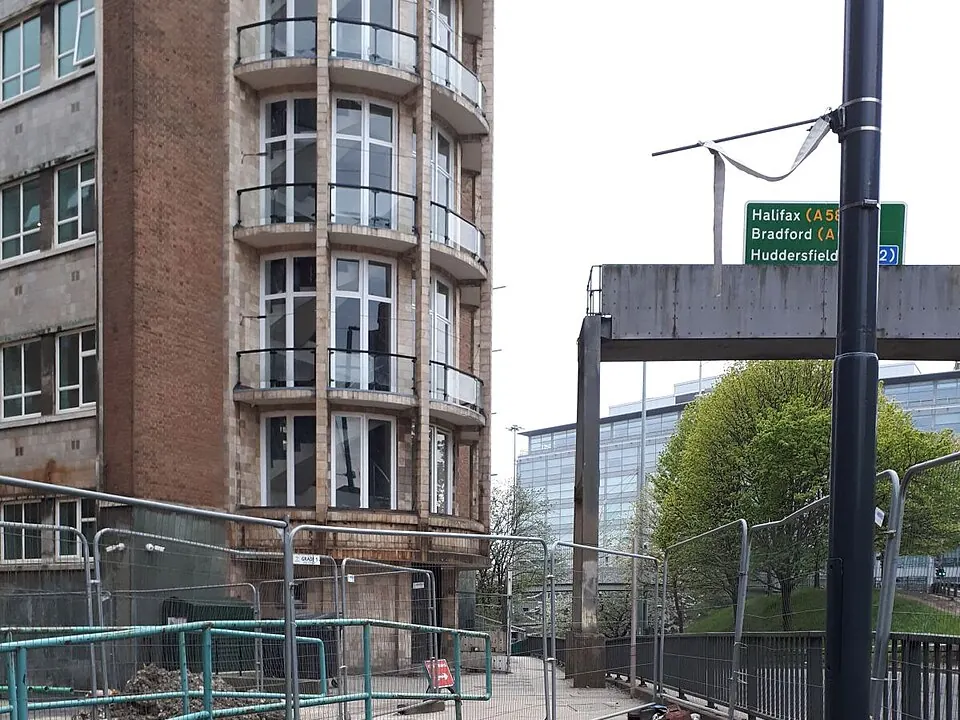 De grosses conduites de chauffage à distance dans une tranchée de rue, en ville.