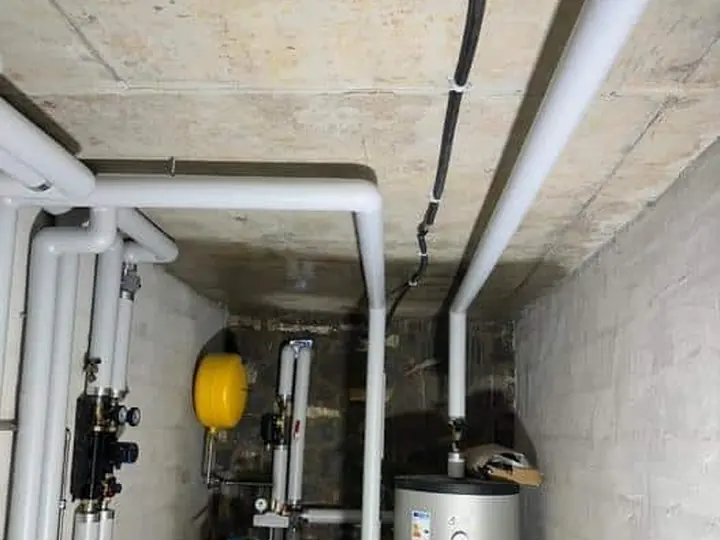 Chaufferie d'une maison individuelle : ballon d'eau chaude et ballon tampon raccordés.
