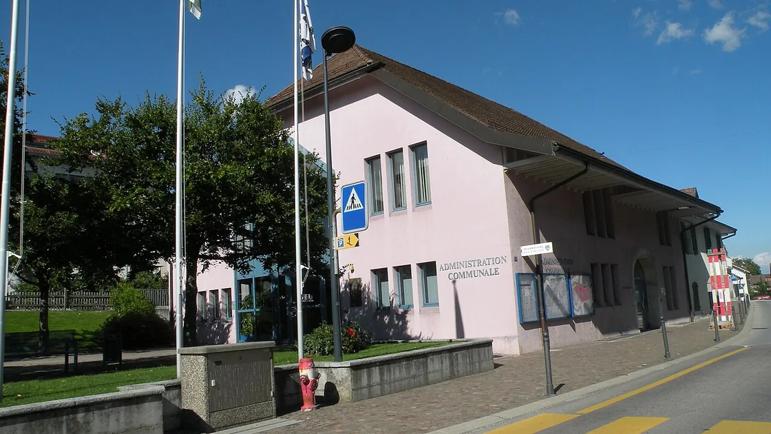 La maison de commune de Begnins, le long de la route principale