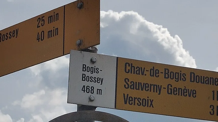 Poteau indicateur jaune de randonnee portant « Bogis-Bossey 468 m » et les directions de Chavannes-de-Bogis, Sauverny et Versoix