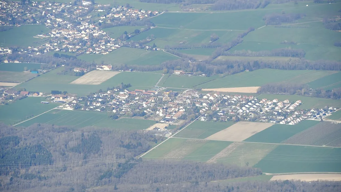 Vue aérienne de Chavannes-des-Bois, ses toits groupés au milieu de terres agricoles