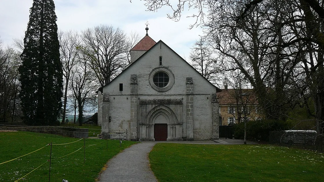 La façade de l'abbaye de Bonmont, à Chéserex, au bout d'une allée engazonnée