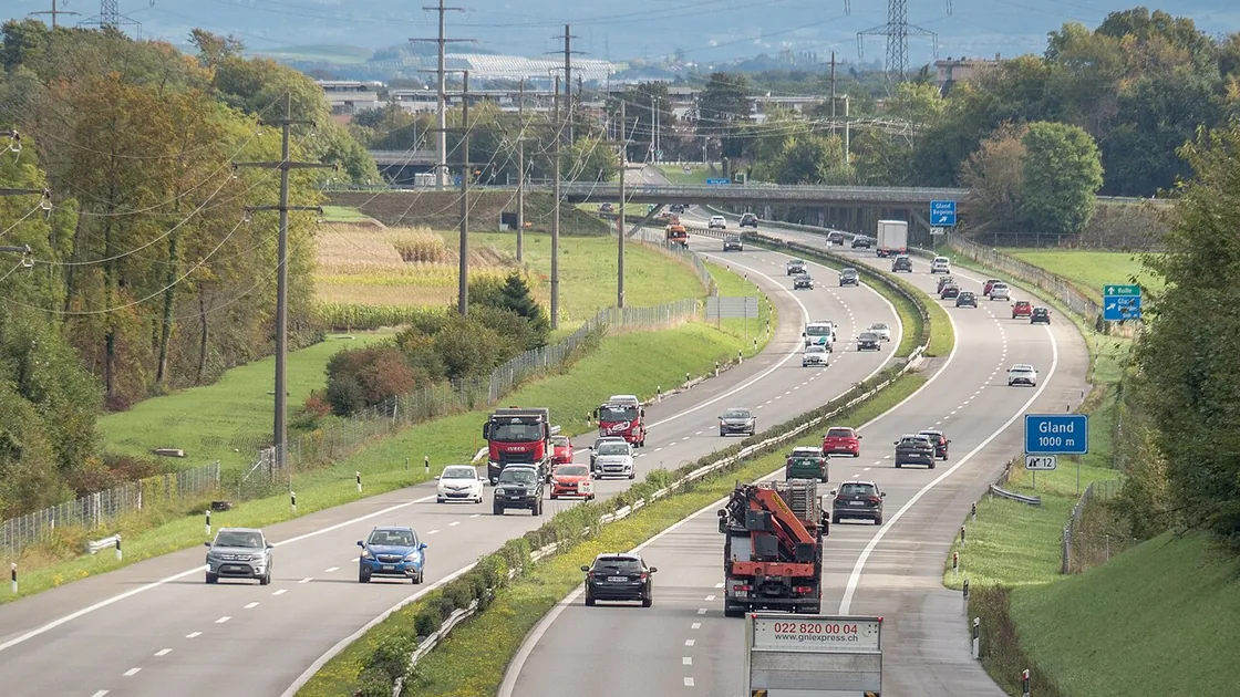 Le viaduc de l'autoroute A1 franchissant la Promenthouse, entre Coinsins et Duillier