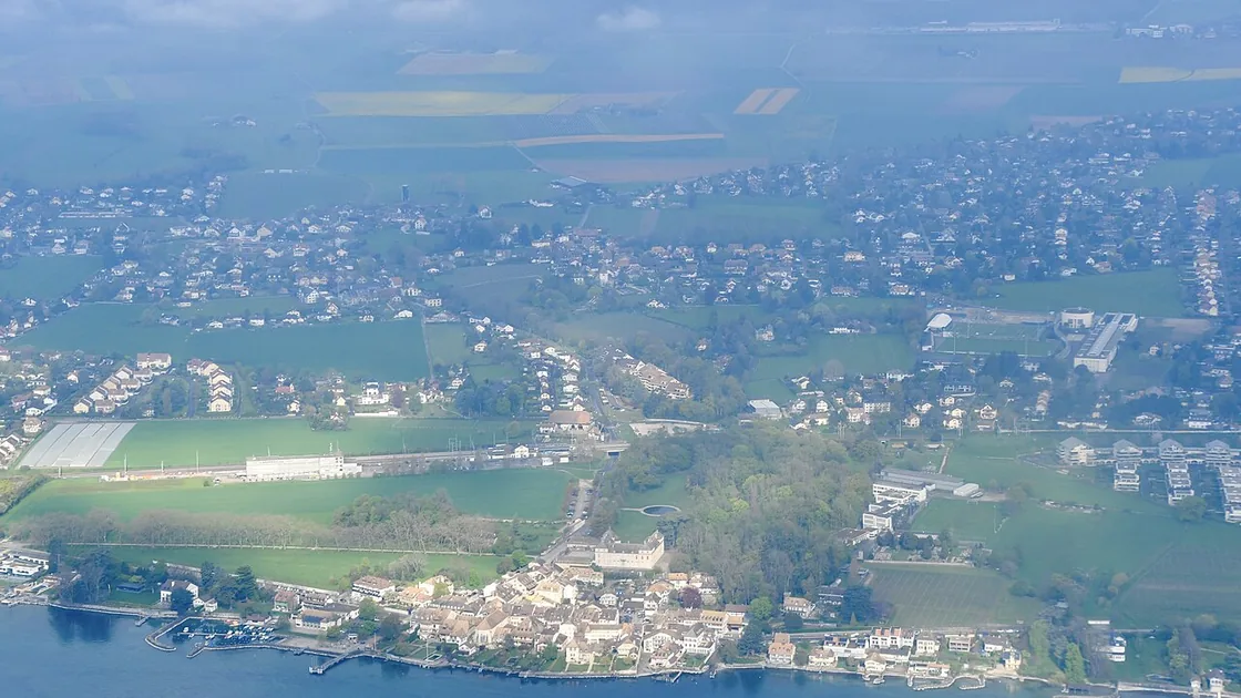 Vue aérienne de Coppet et de sa rive, entre le lac et les champs