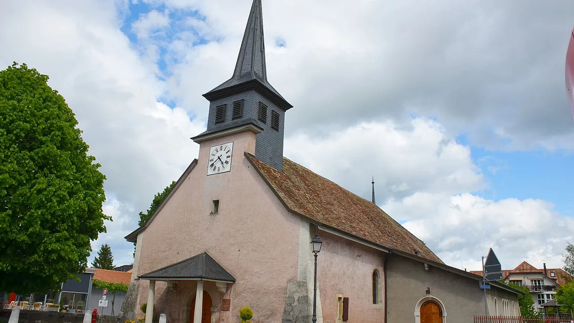 L'église de Crassier, sur la frontière franco-suisse, au pied du Jura