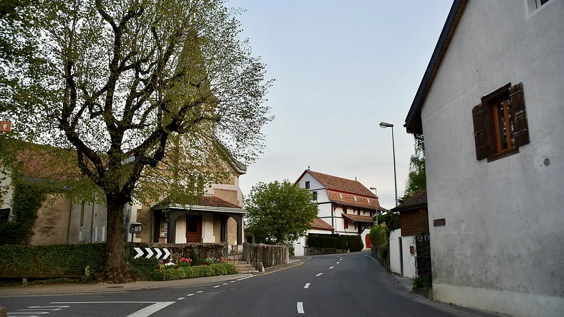 Le temple protestant de Duillier et la Grange des Dîmes, le long de la route