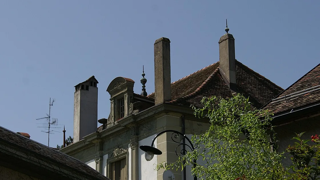 Le château de Dully aperçu depuis la place du village