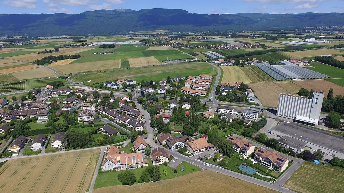 Vue aérienne d'Eysins, ses lotissements et ses champs