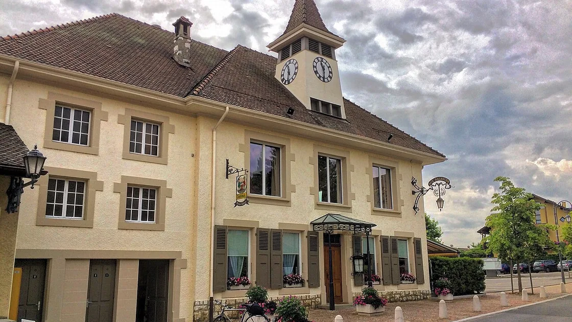 L'auberge communale de Founex, façade claire et volets peints