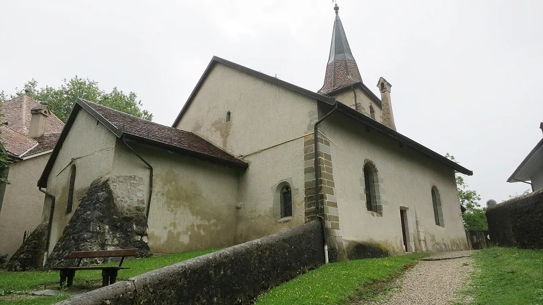 L'église de Gingins et son mur de pierre, au pied du Jura