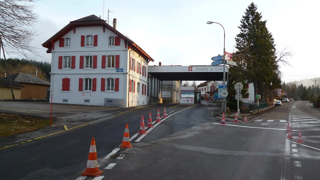 Le poste de douane suisse de La Cure, sur la route qui passe la frontière