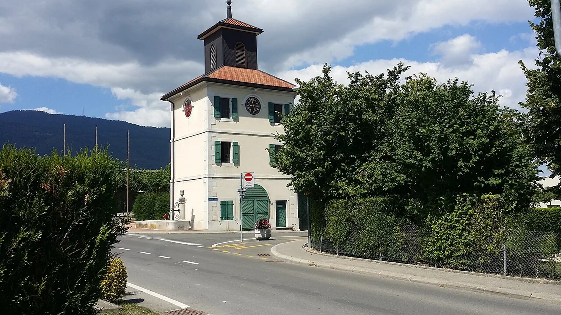 Un bâtiment à tourelle-horloge le long de la route, à La Rippe
