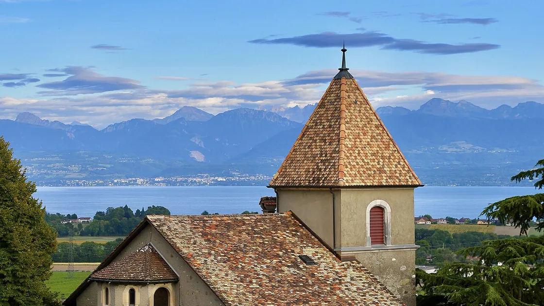 Le temple réformé de Luins, dominant le lac Léman