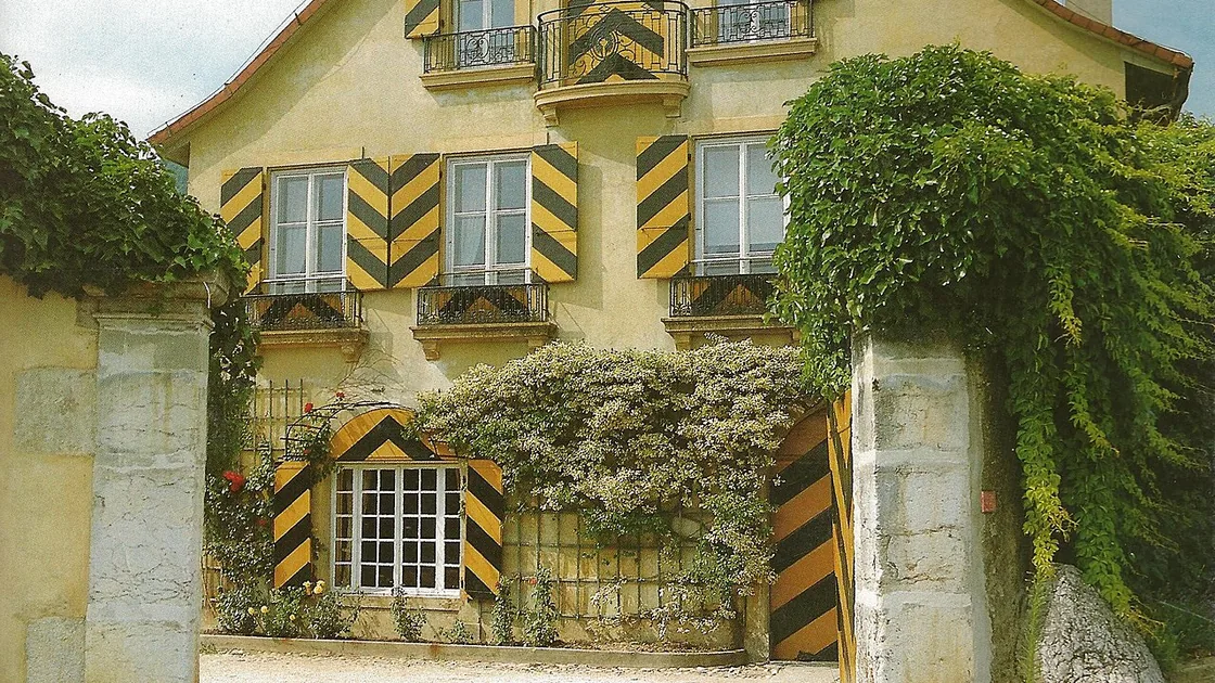 La Belletruche, à Mont-sur-Rolle : façade ancienne aux encadrements peints en jaune et noir