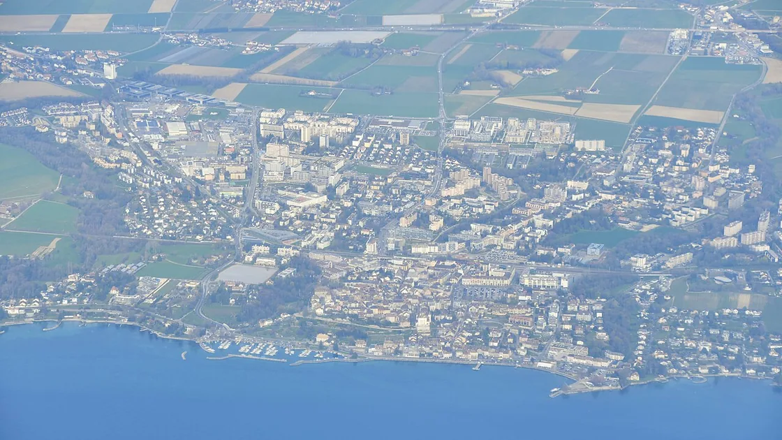 Vue aérienne de Nyon au bord du lac Léman, la vieille ville et ses quartiers
