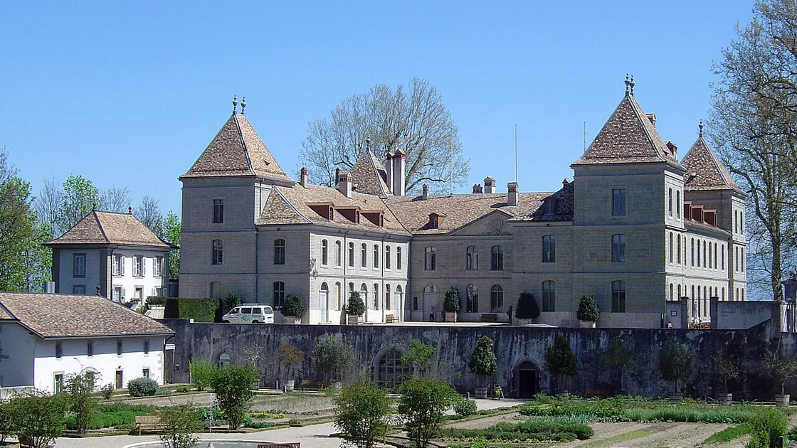 Le château de Prangins et ses jardins, sous un ciel clair