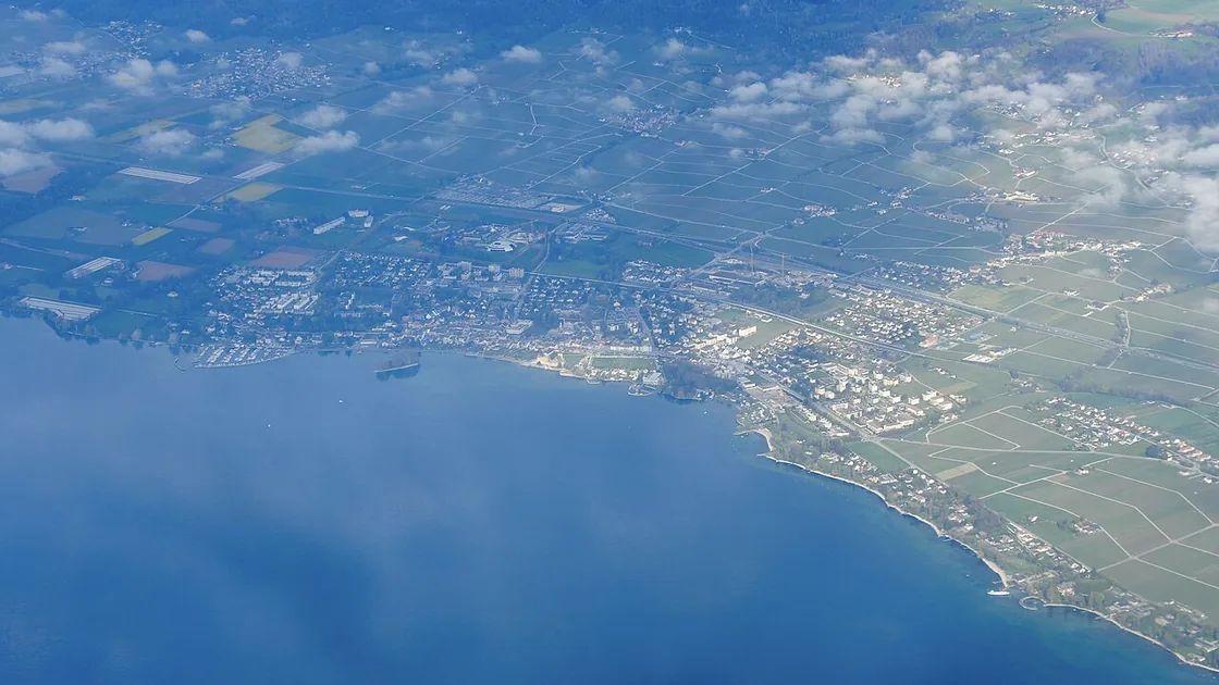 Vue aérienne de Rolle et de sa rive, le long du lac Léman