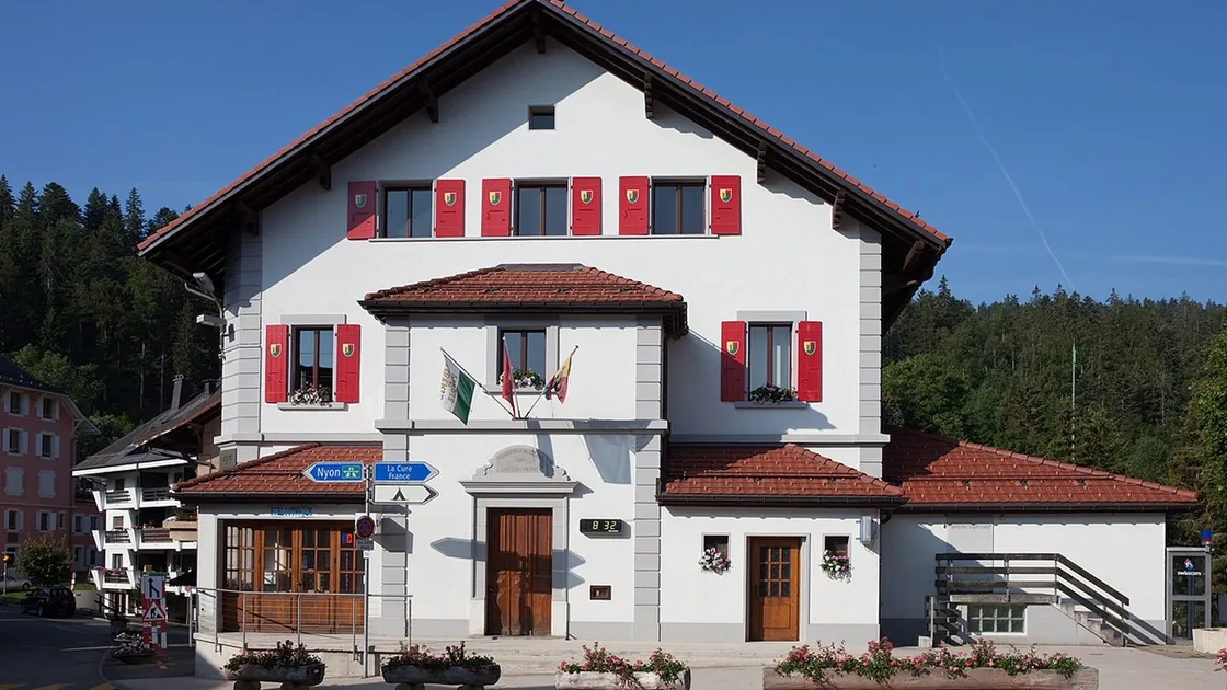 La maison de commune de Saint-Cergue, chalet aux volets rouges