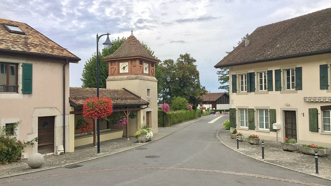 Le centre du village de Tannay, sa rue et ses maisons fleuries