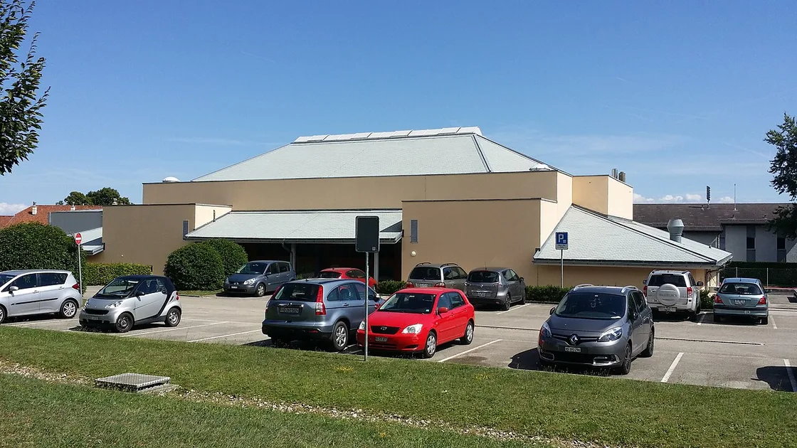 La salle polyvalente de Trélex et son parking