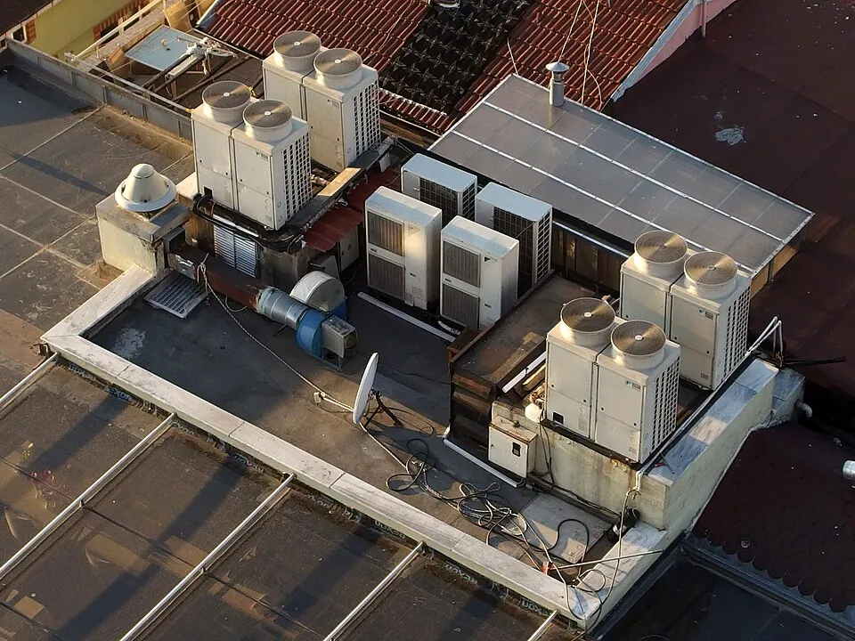 Des groupes de climatisation et de pompe à chaleur air-air installés sur un toit plat.