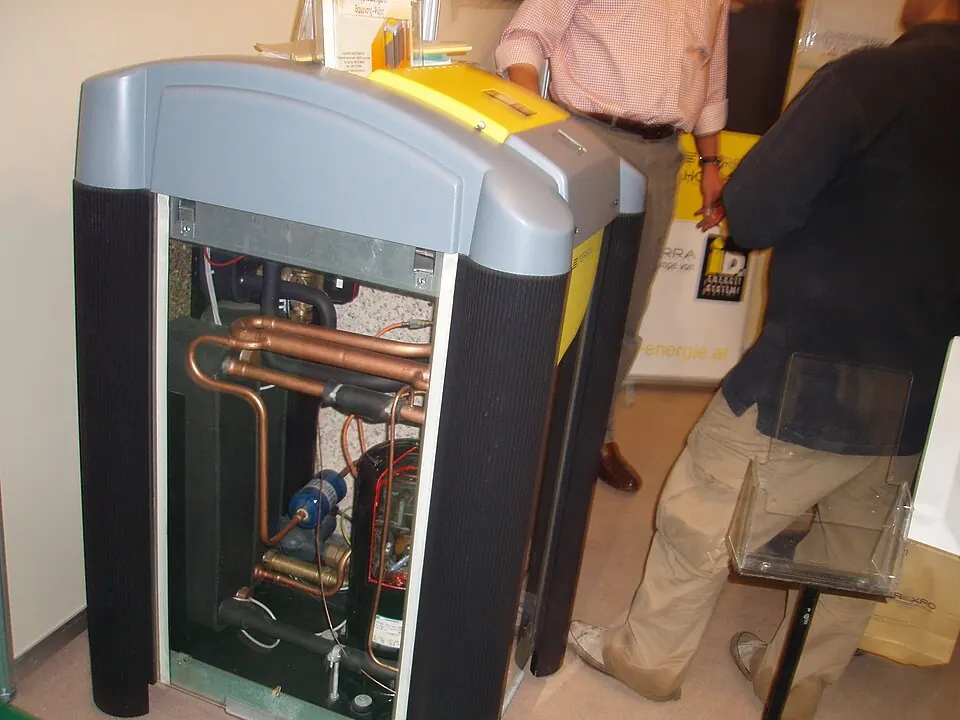 Une pompe à chaleur ouverte, montrant son circuit de cuivre et son compresseur.